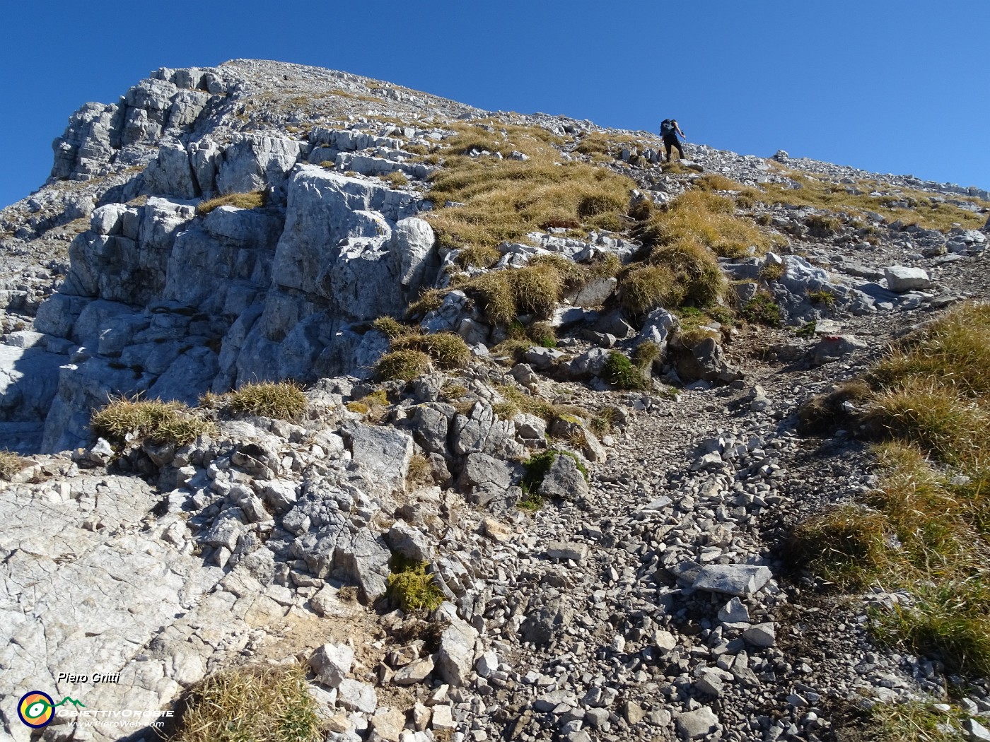 27 Il costone sud si fa meno erboso  e piu roccioso.JPG